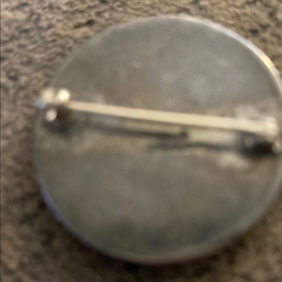 Morpho Butterfly Wing
Elegant Blue Round Brooch - Picture 3 of 10